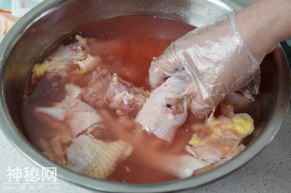 炖鸡汤有讲究，“这3步”是关键，保证肉嫩汤鲜，金黄浓香没腥味-4.jpg